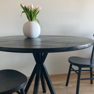 Py&ouml;re&auml; p&ouml;yt&auml; puinen musta